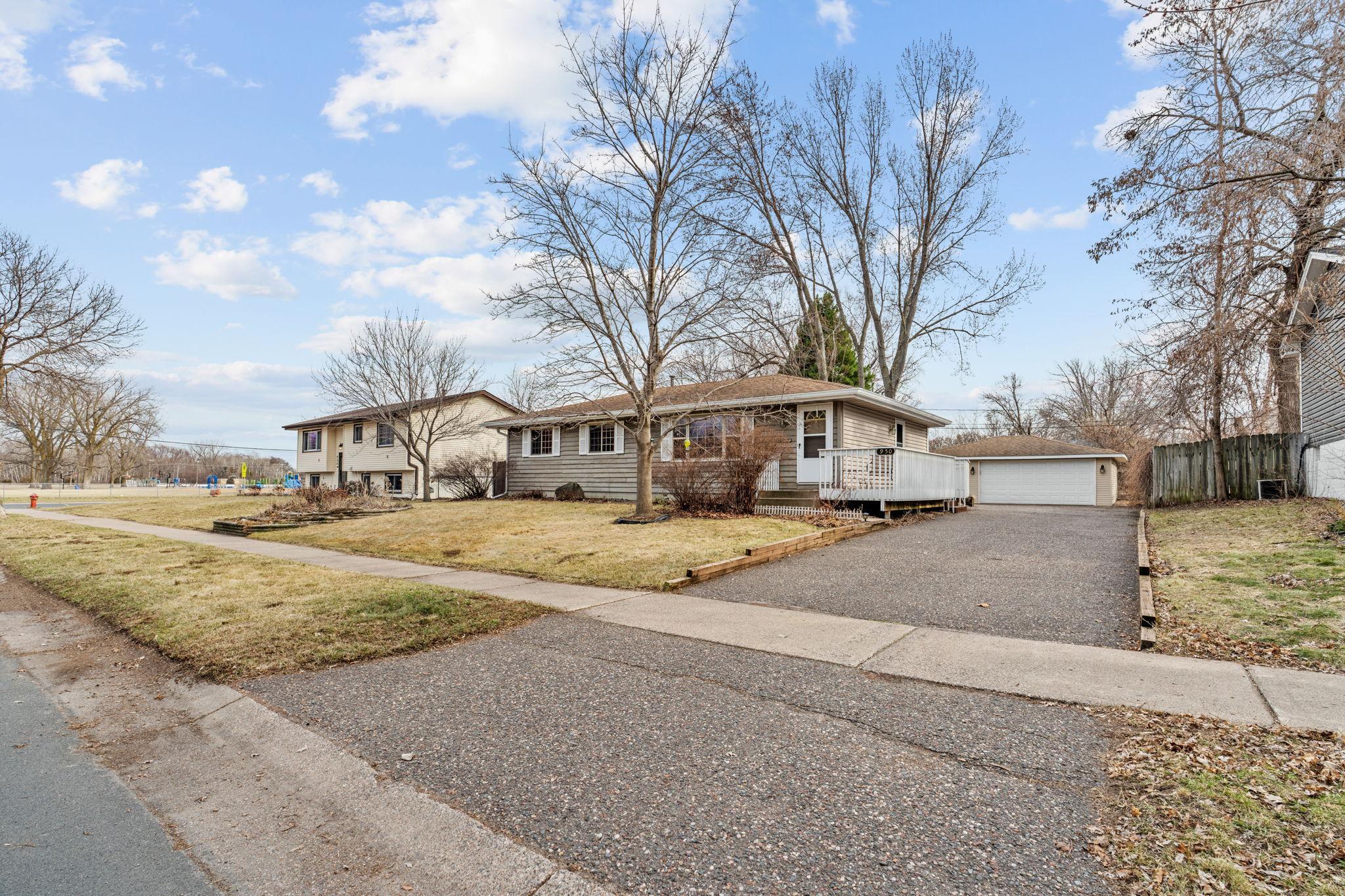 3-web-or-mls-950 Blackoaks Ln-3.jpg