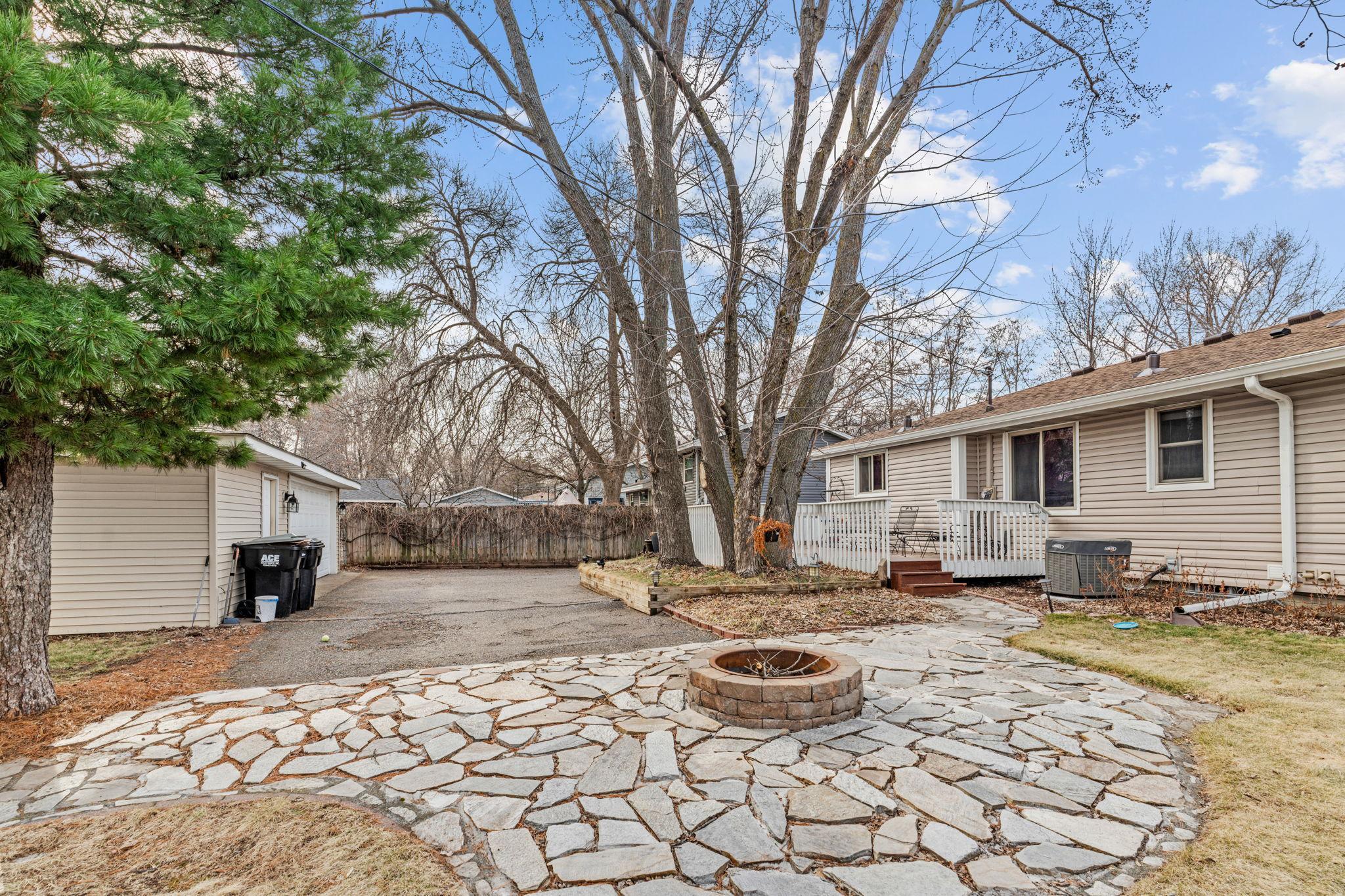 10-web-or-mls-950 Blackoaks Ln-10.jpg