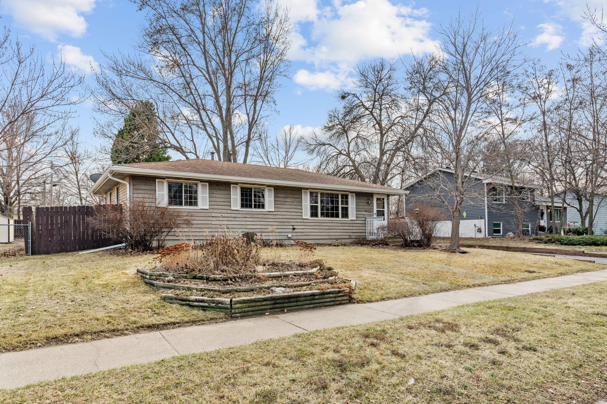 2-web-or-mls-950 Blackoaks Ln-2.jpg