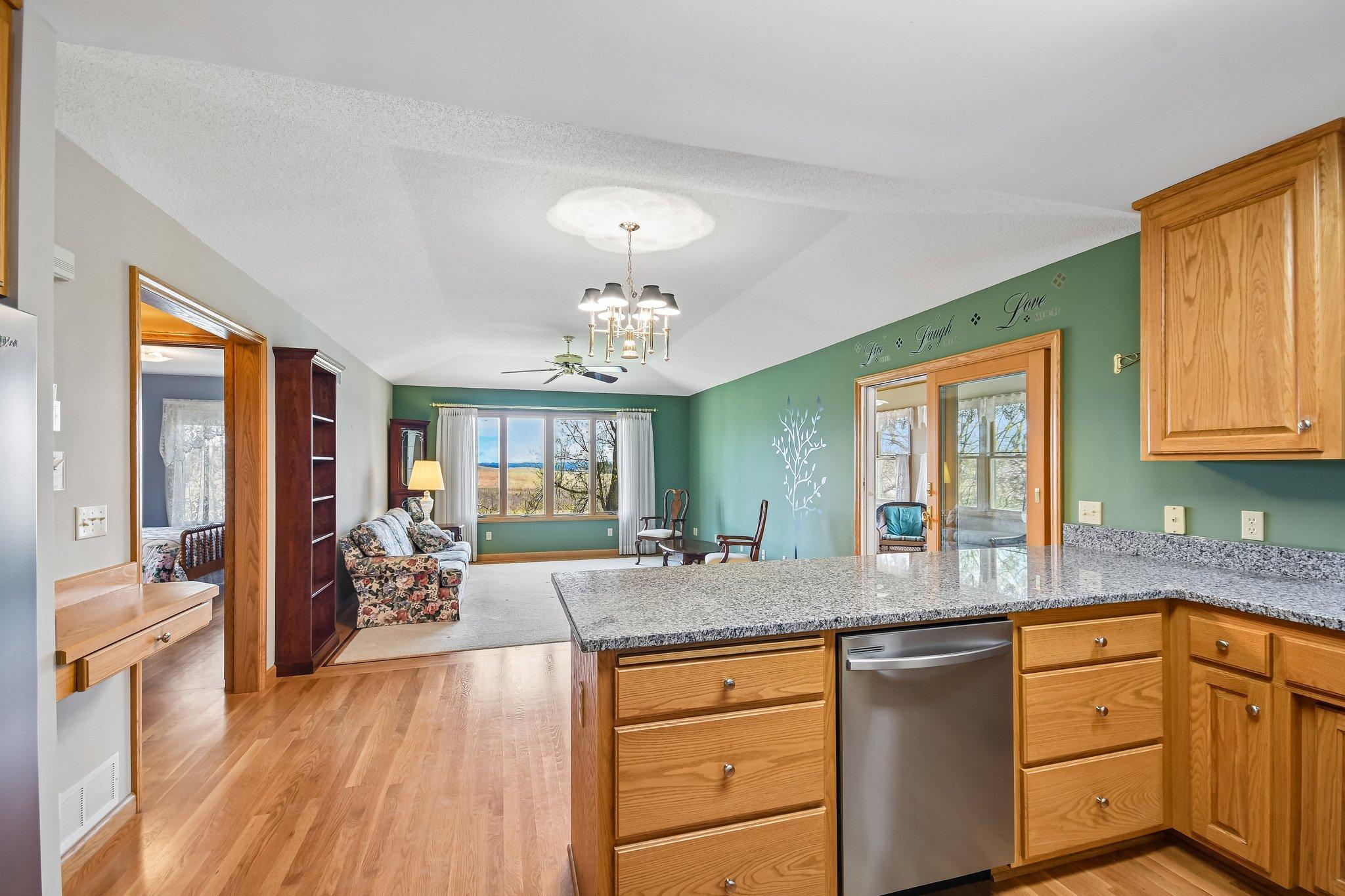 16-web-or-mls-Ojibway Ave N-S2104-016.jpg