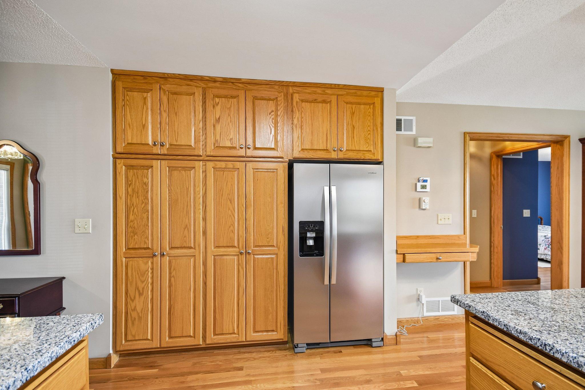 17-web-or-mls-Ojibway Ave N-S2104-017.jpg