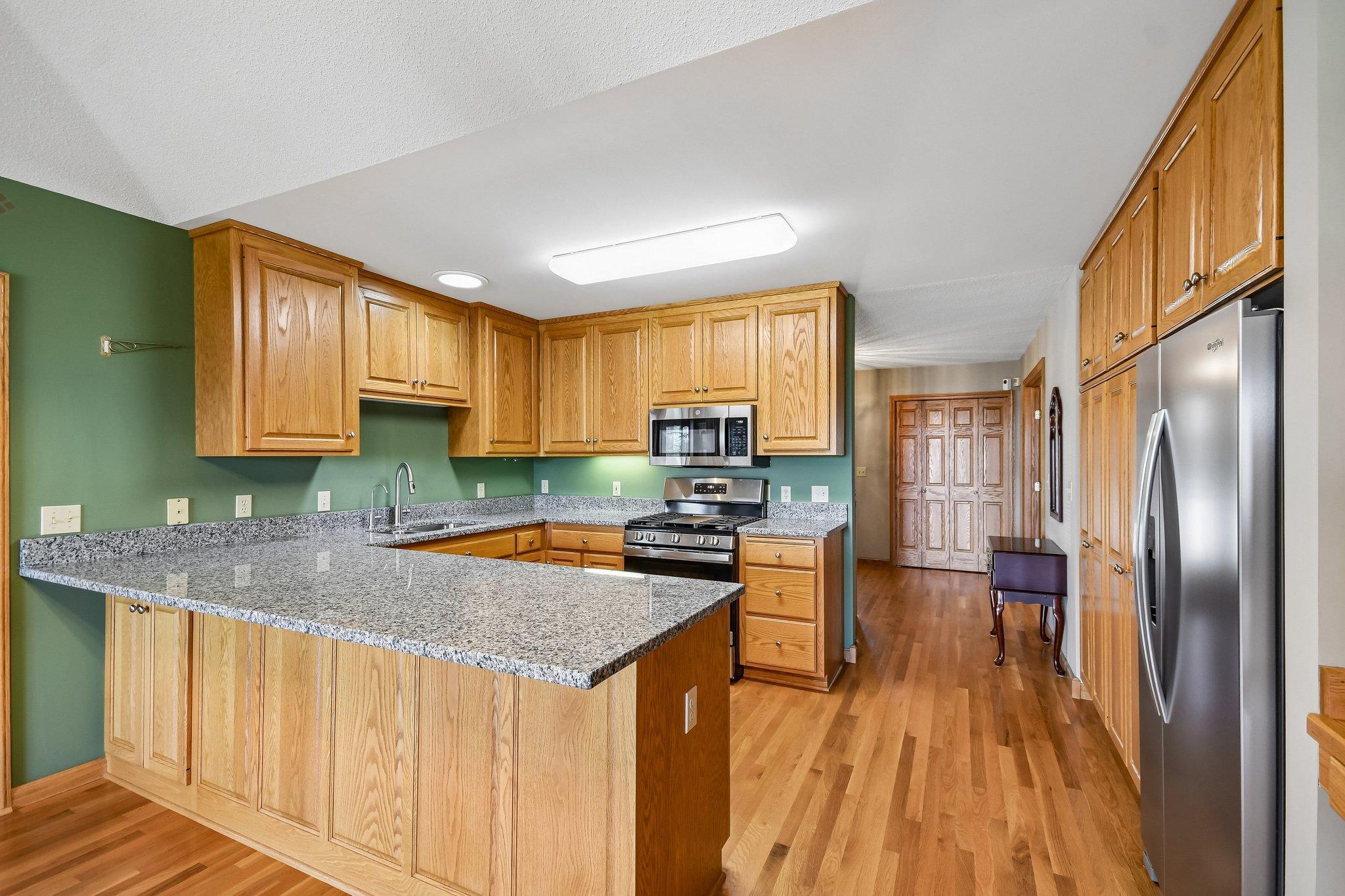 14-web-or-mls-Ojibway Ave N-S2104-014.jpg