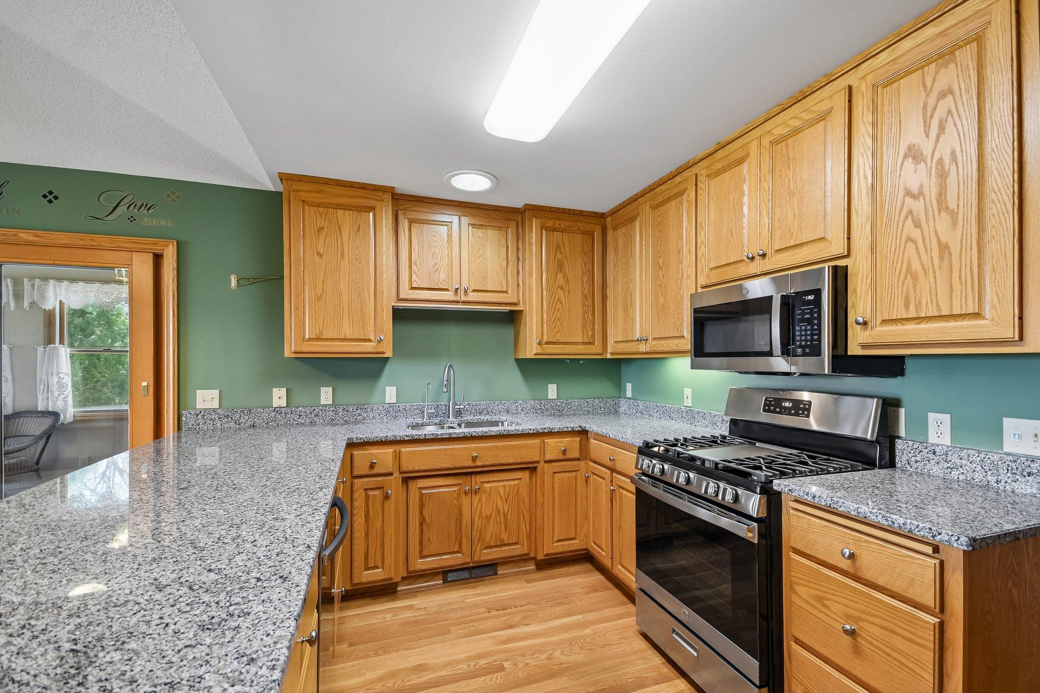 15-web-or-mls-Ojibway Ave N-S2104-015.jpg