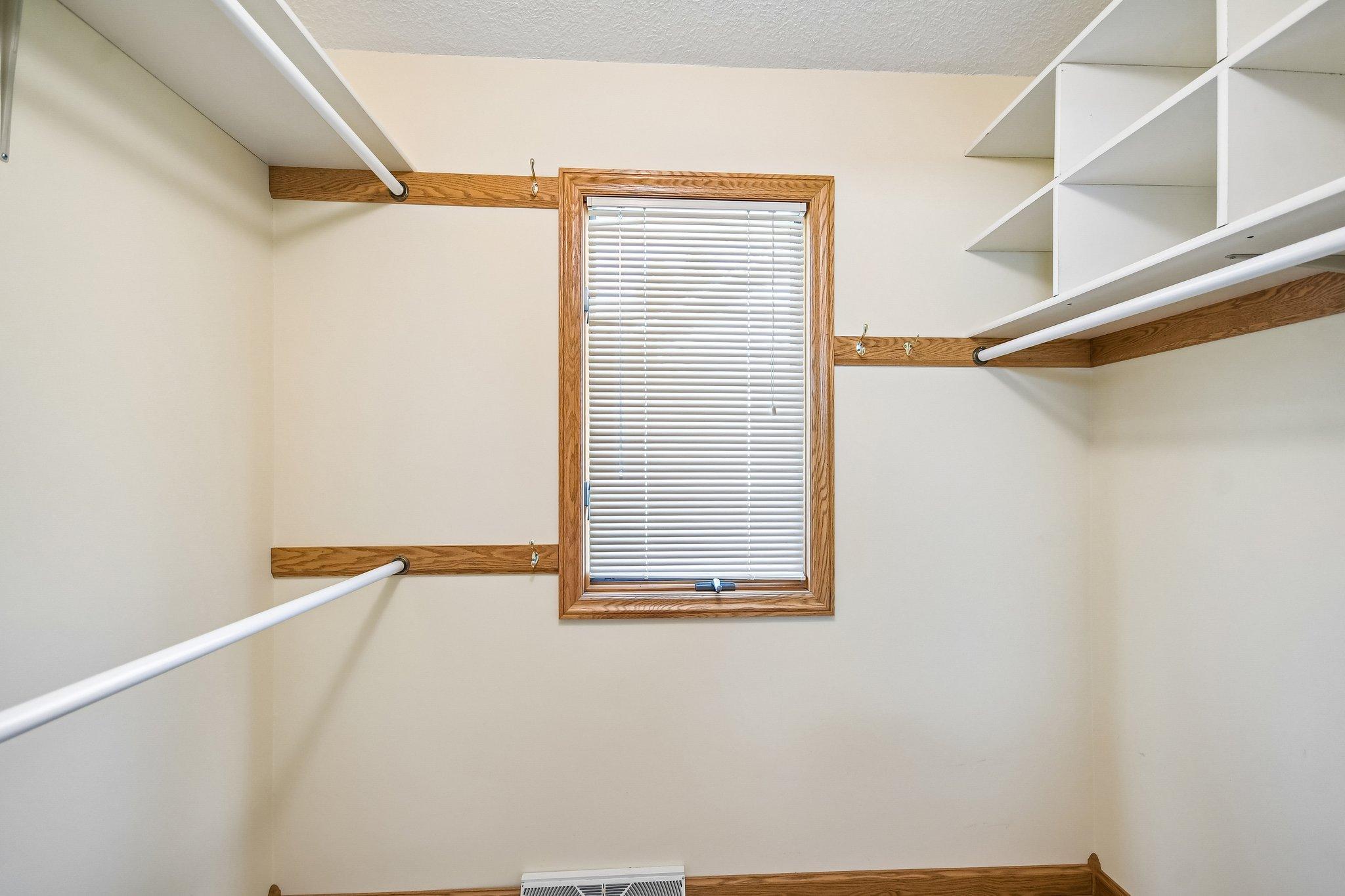 28-web-or-mls-Ojibway Ave N-S2104-028.jpg