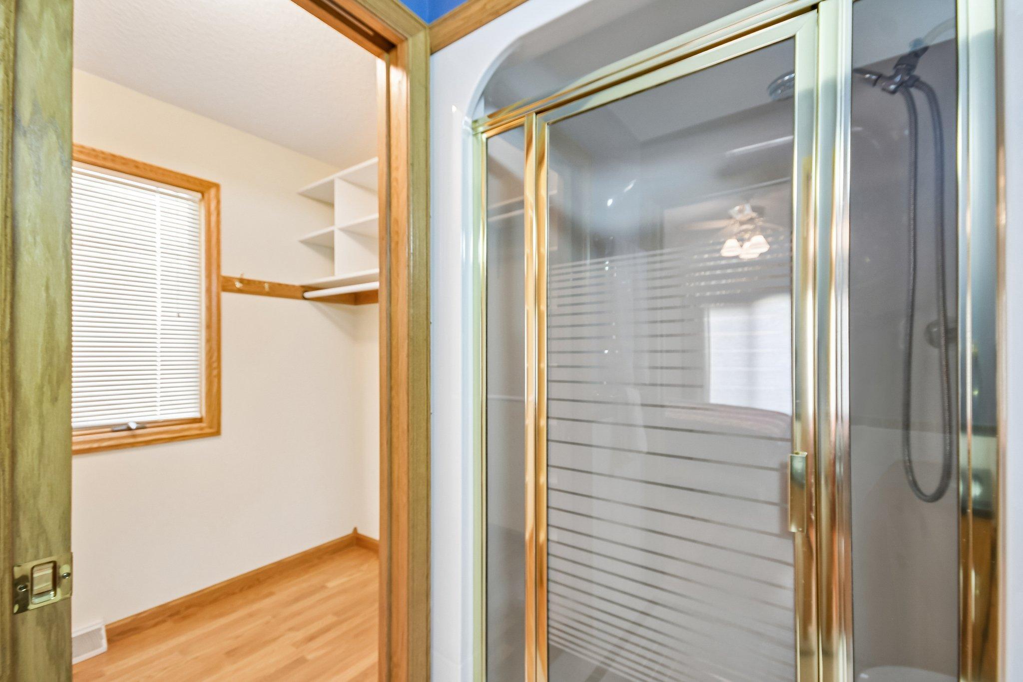 27-web-or-mls-Ojibway Ave N-S2104-027.jpg