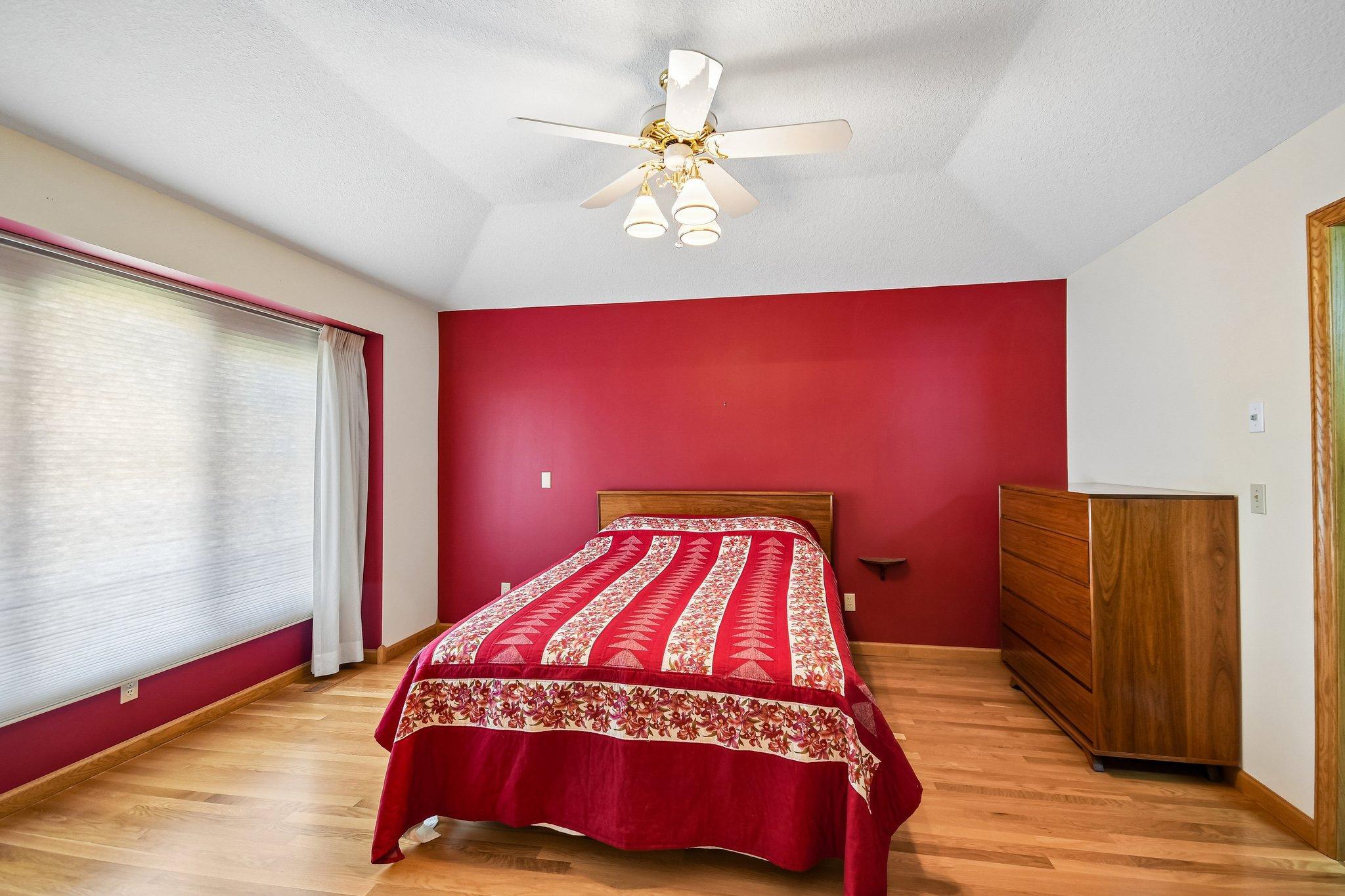 23-web-or-mls-Ojibway Ave N-S2104-023.jpg