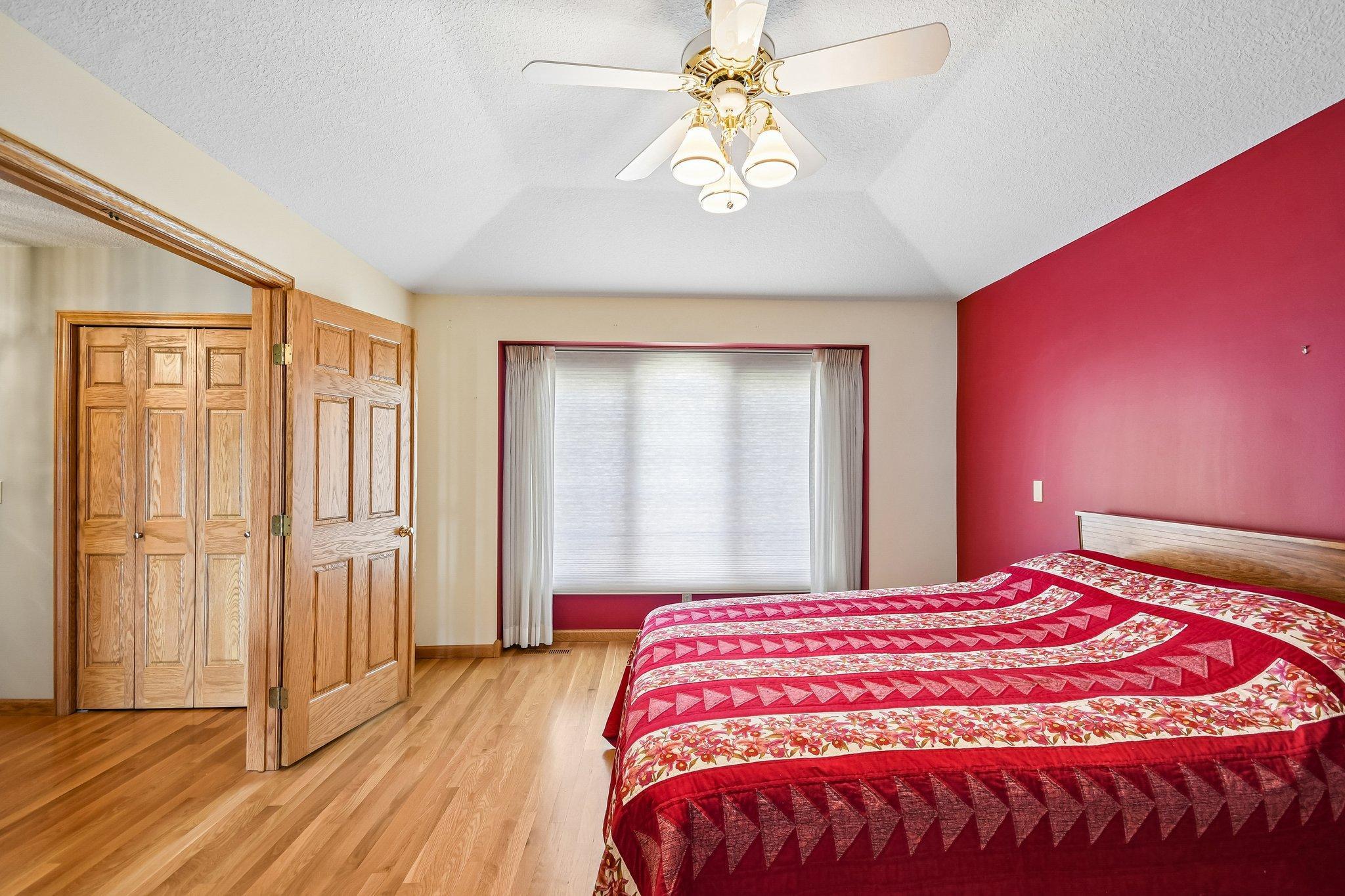 24-web-or-mls-Ojibway Ave N-S2104-024.jpg