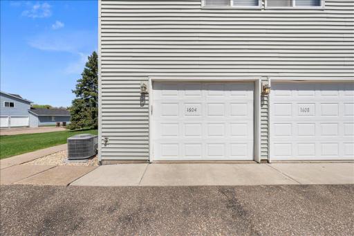 1604 Helmo Avenue N, Oakdale, MN 55128