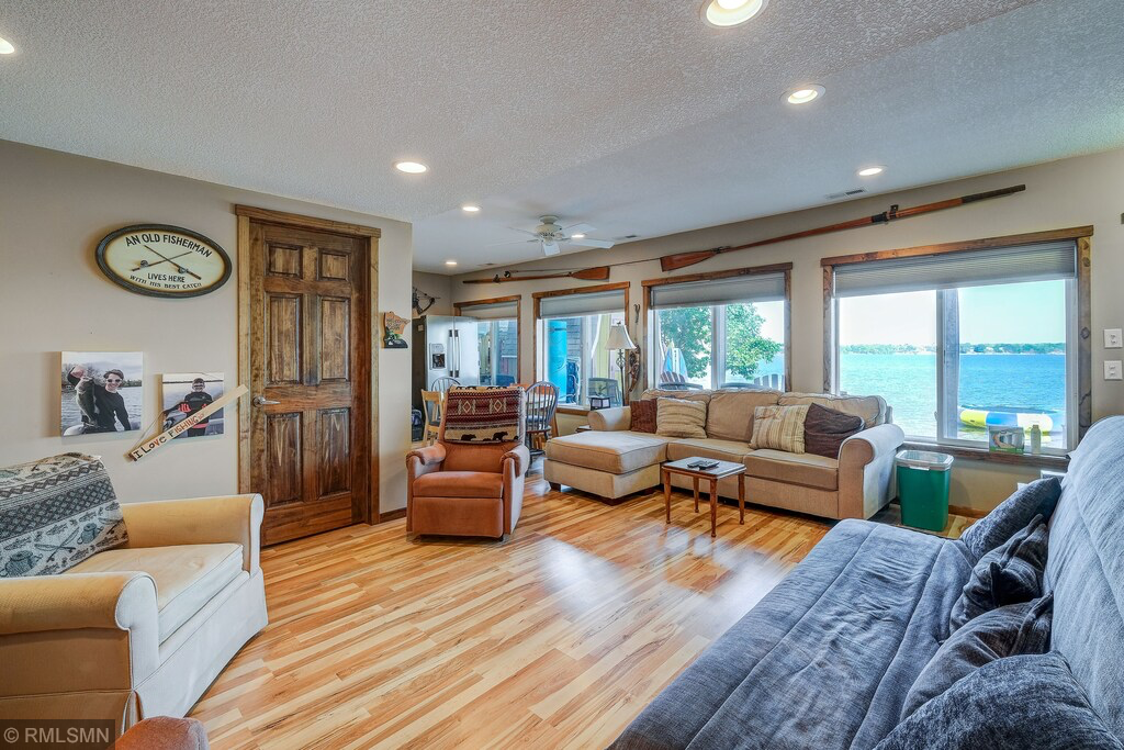 Great / Family room walk-out to the beach