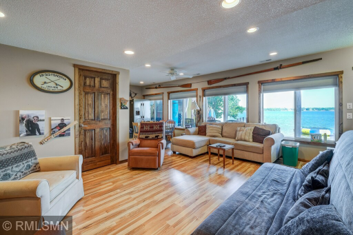 Great / Family room walk-out to the beach