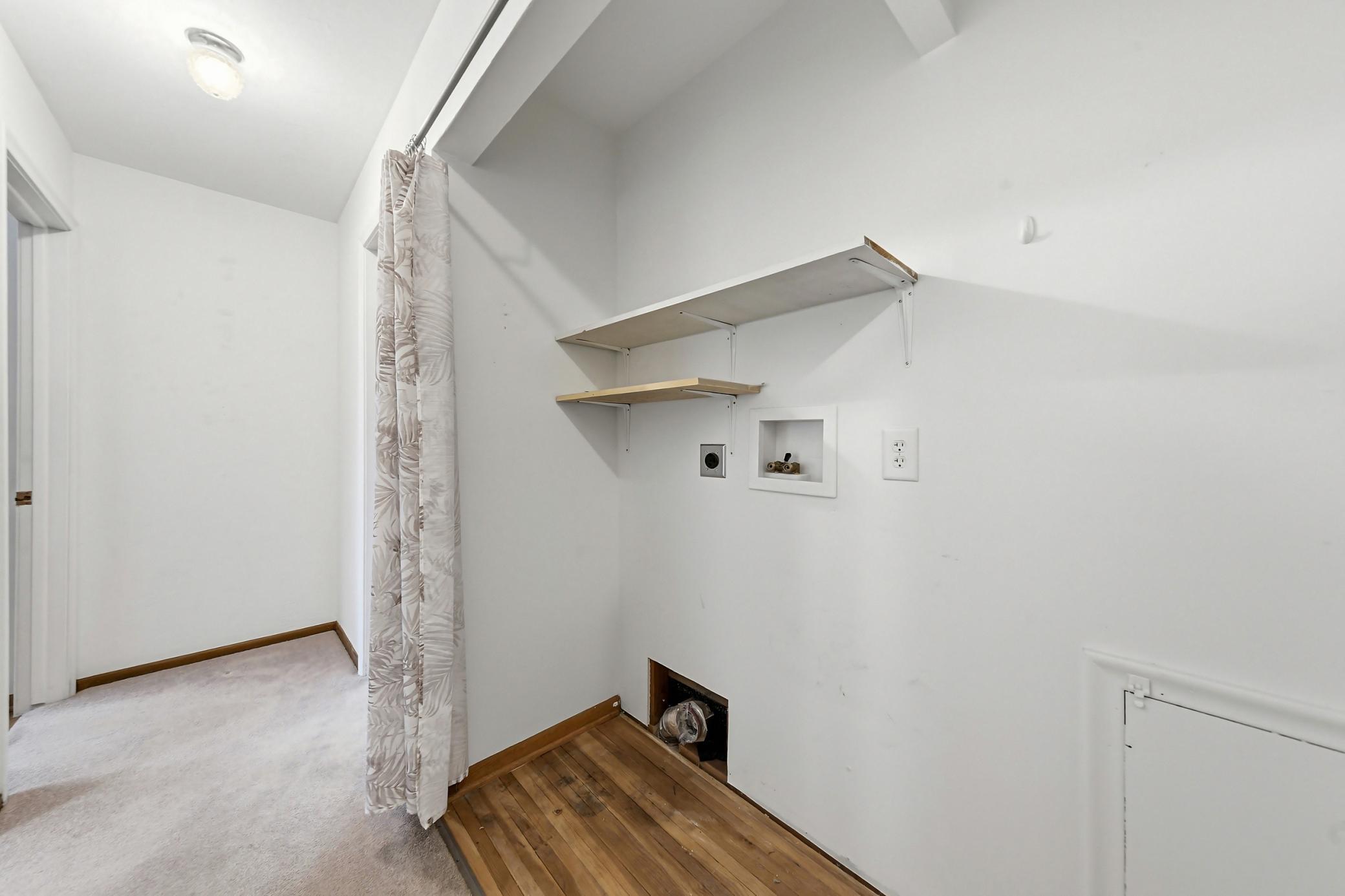 33 laundry hook up.jpg