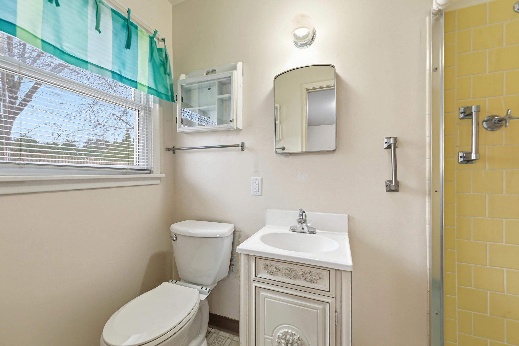 32 main bathroom.jpg