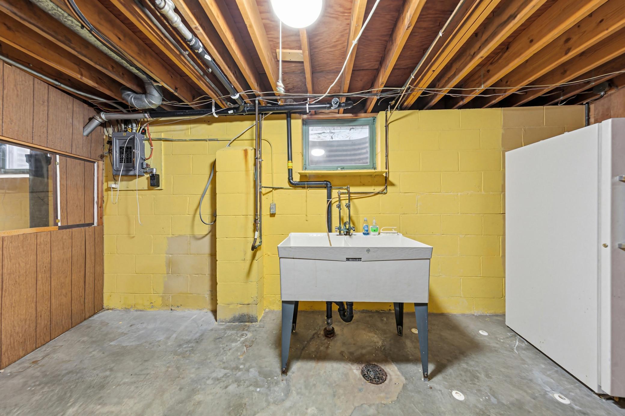 38 laundry_lower.jpg