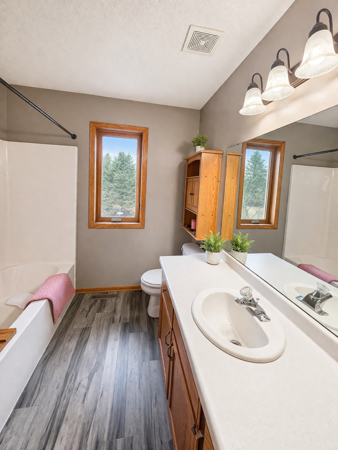 Upper level Full Bath