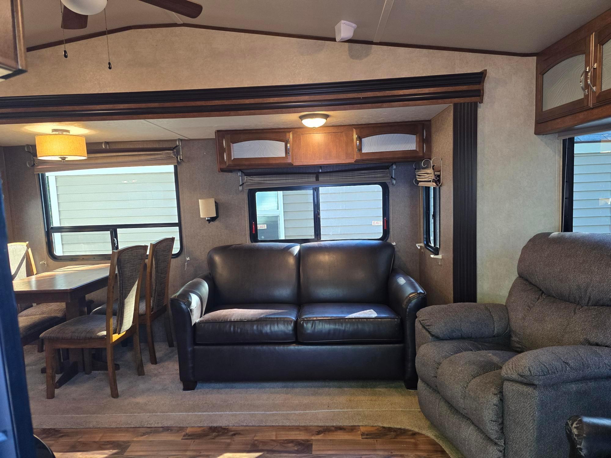 7 livingroom 20250927_101036.jpg