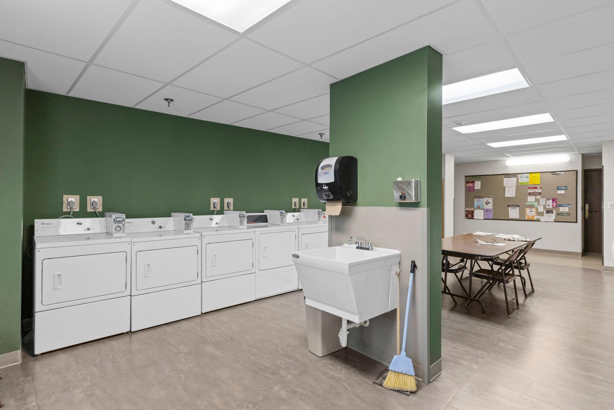 50-web-or-mls-1181 Edgcumbe Rd 1712-214.jpg