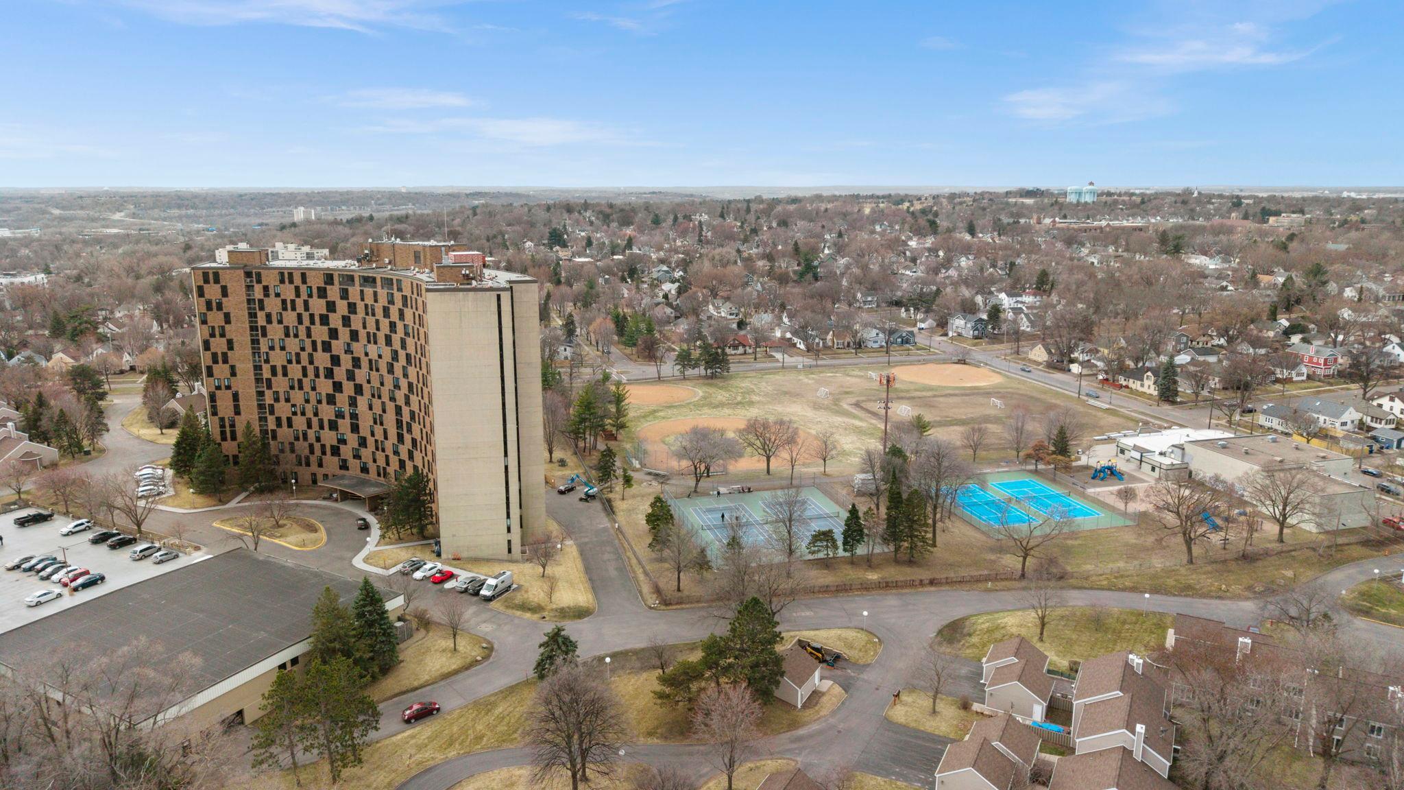 66-web-or-mls-1181 Edgcumbe Rd 1712-303.jpg