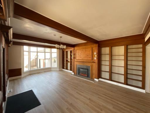 Airy Spacious living room and sitting area