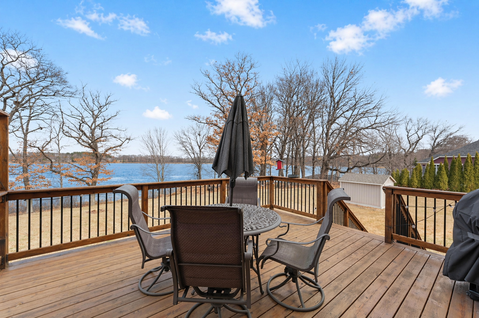 Soak of every moment of living on the lake. Entertain crowds or spend morning coffees here alone. It's the best space of the home!