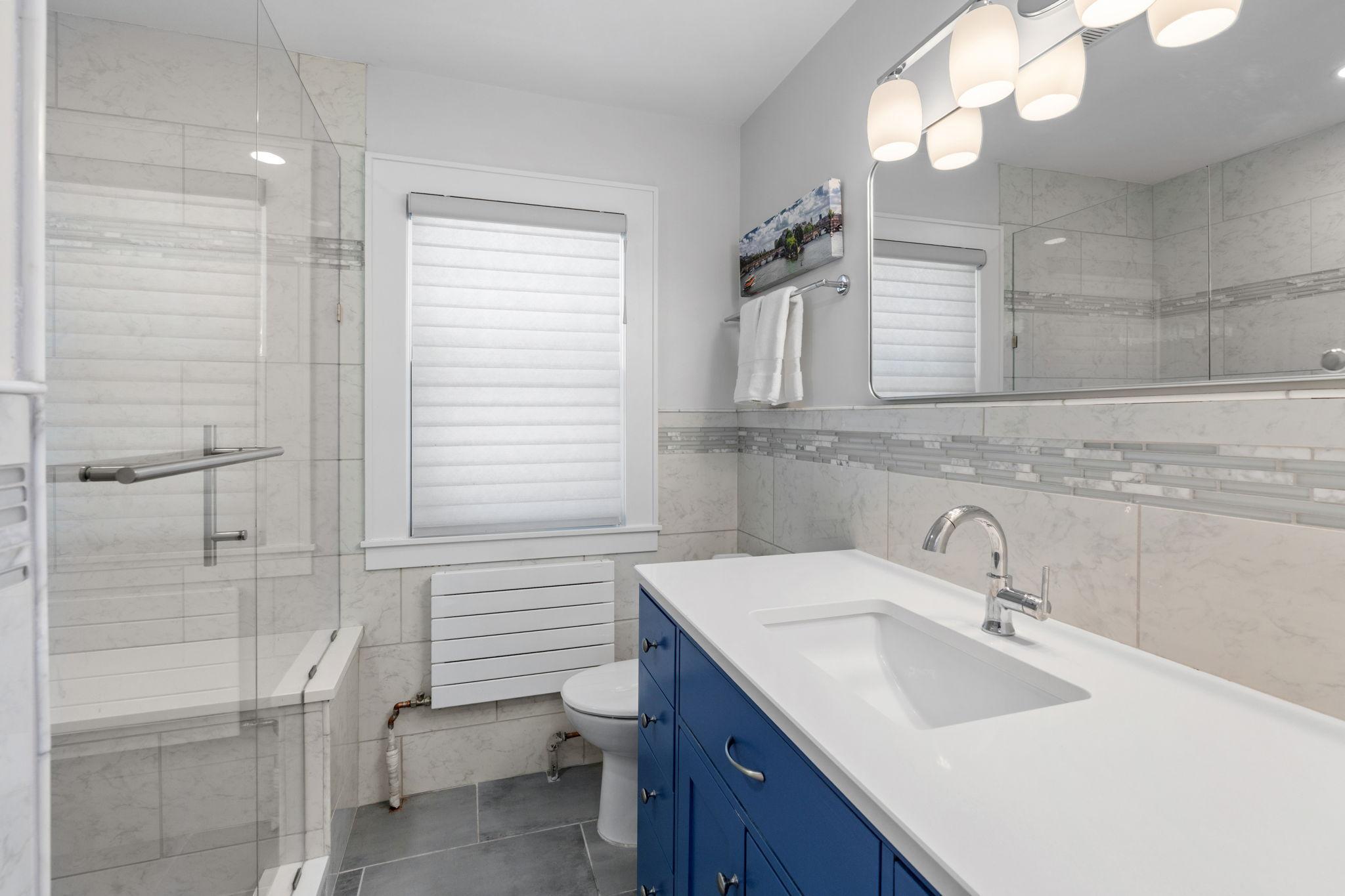 Stunning en suite 3/4 bath