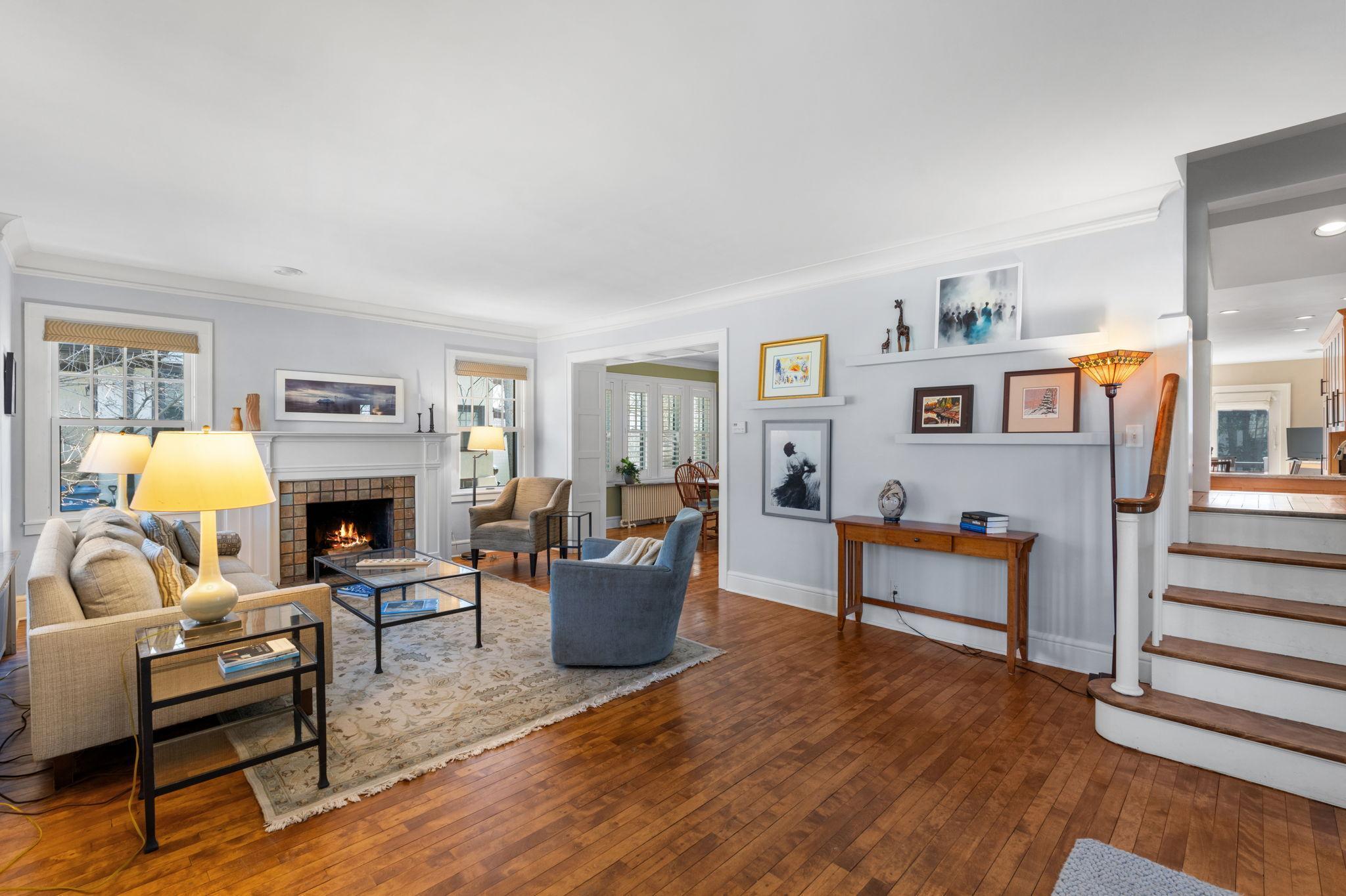 Goregeous hardwood floors through-out main floor