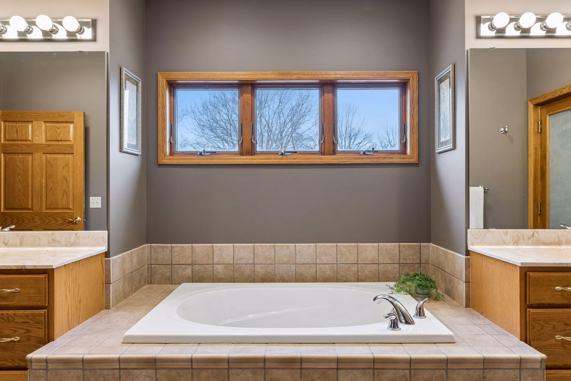Huge soaking tub in the primary suite