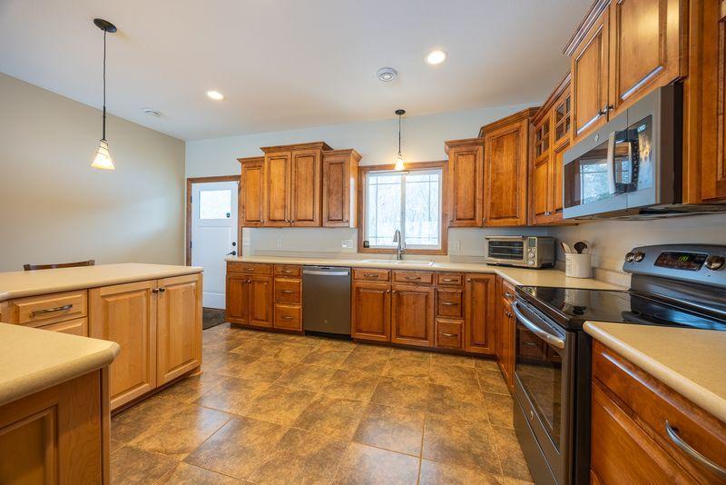 Beautiful maple cabinets.