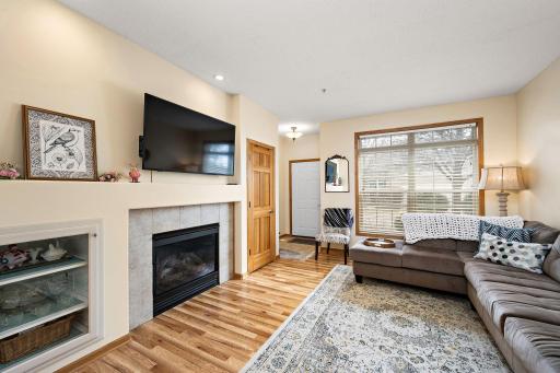 Wow, super cozy! What a warm reception to a fantastic living room. Notice the fun built-in and 6 panel door (they're throughout the house).