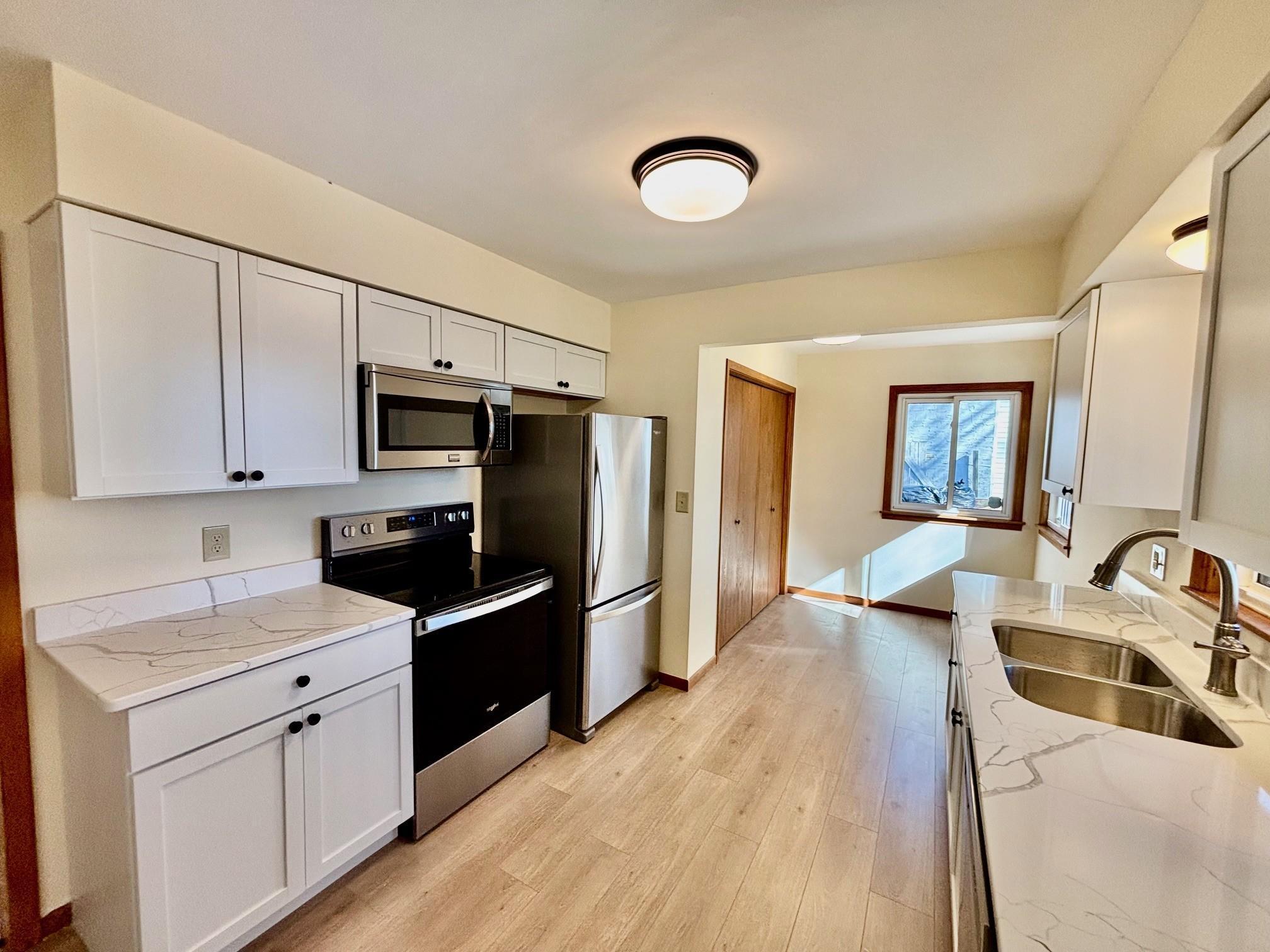 SWEET KITCHEN, GRANITE COUNTERS!