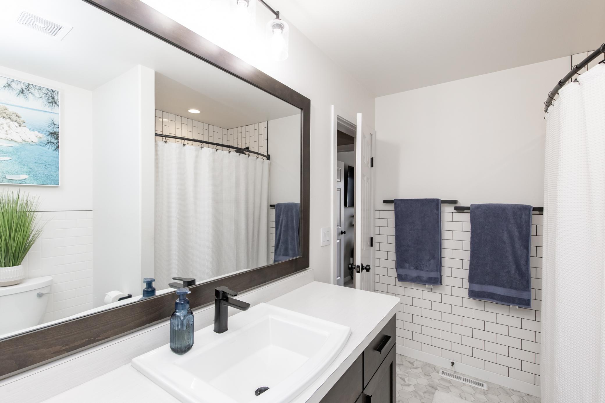 Primary Bath - Full - Hollywood