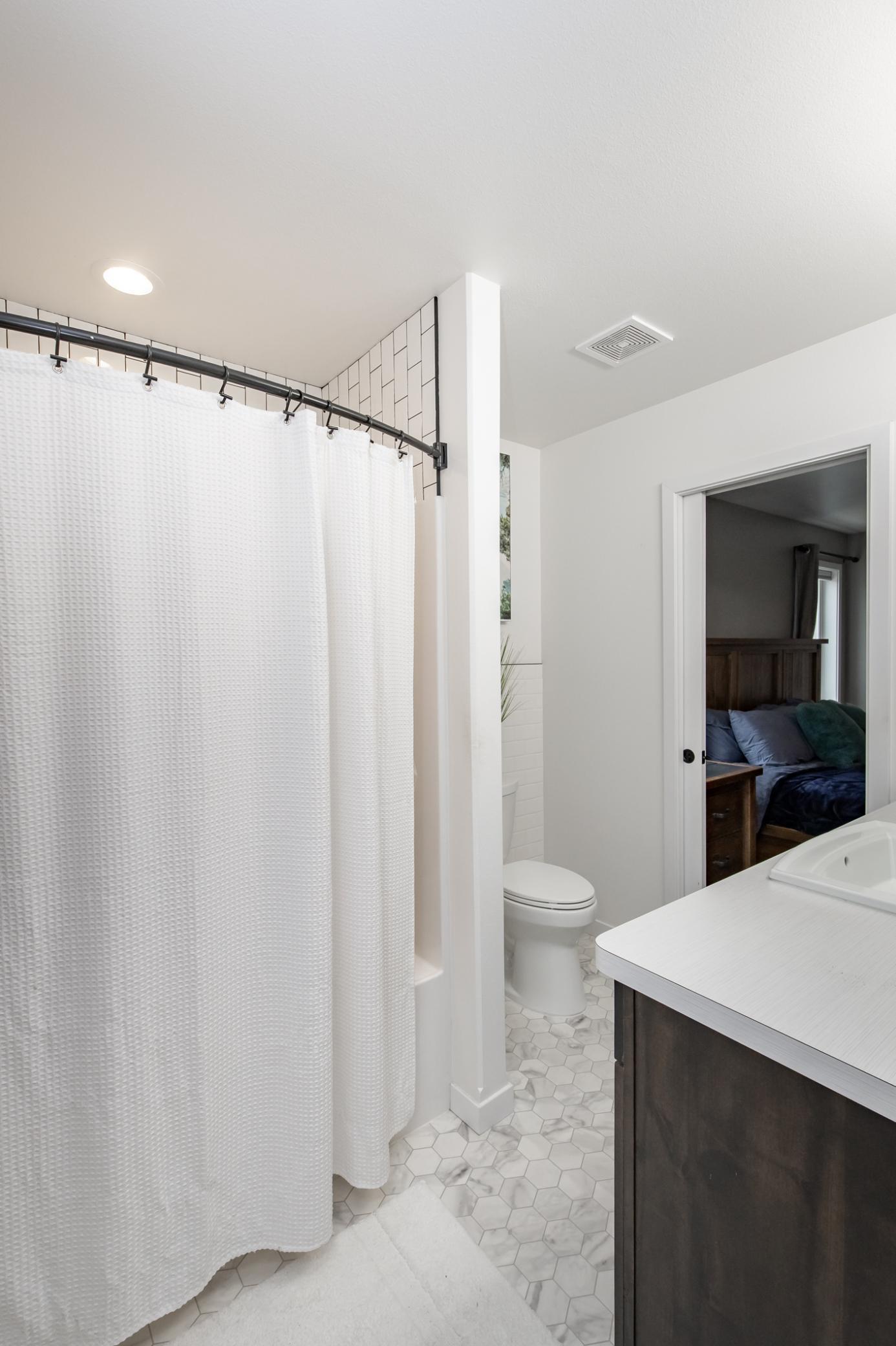 Primary Bath - Full - Hollywood