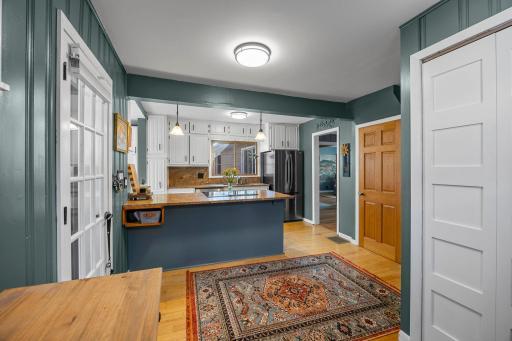Kitchen w/granite and stainless