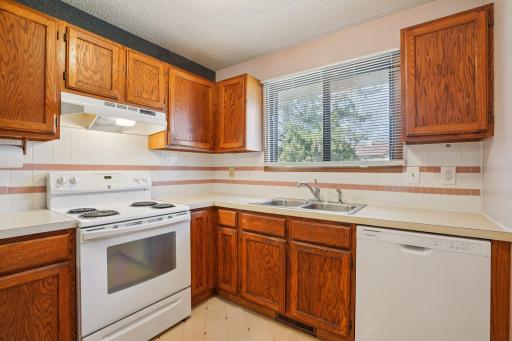 13-web-or-mls-90th Ave N-S0104-013.jpg