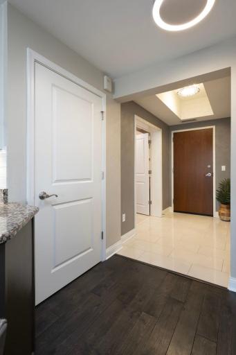 Carlyle 607 - Foyer/mudroom with tile floor, perfect for pets