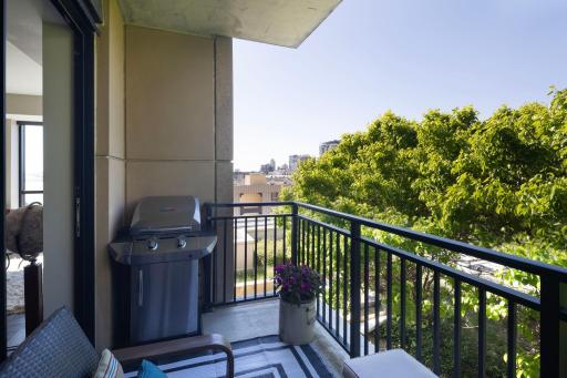 Carlyle 607 - Balcony