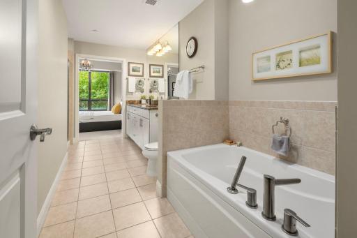 Carlyle 607 - Primary bath - with tub and a separate shower
