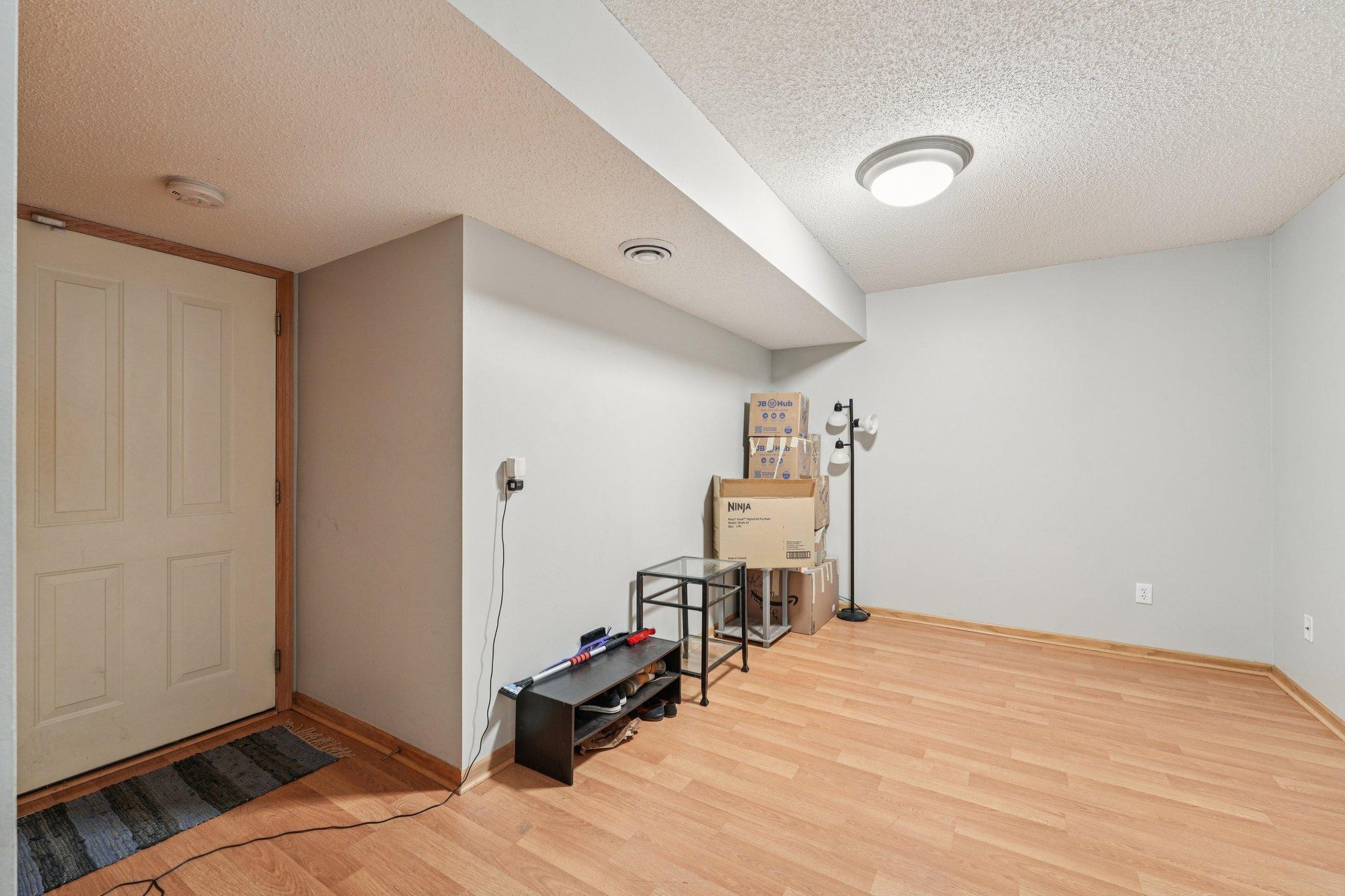 24-web-or-mls-Zane Ave N-S1104-024.jpg