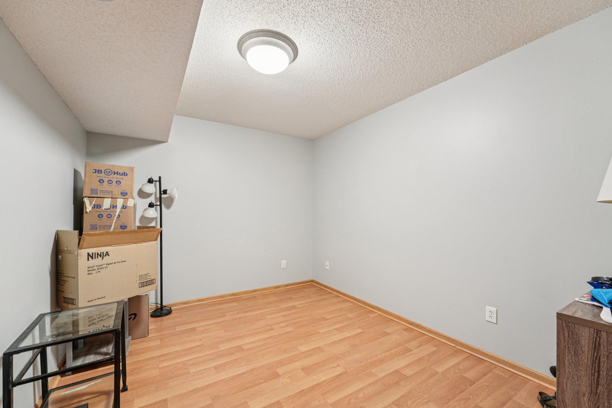 25-web-or-mls-Zane Ave N-S1104-025.jpg