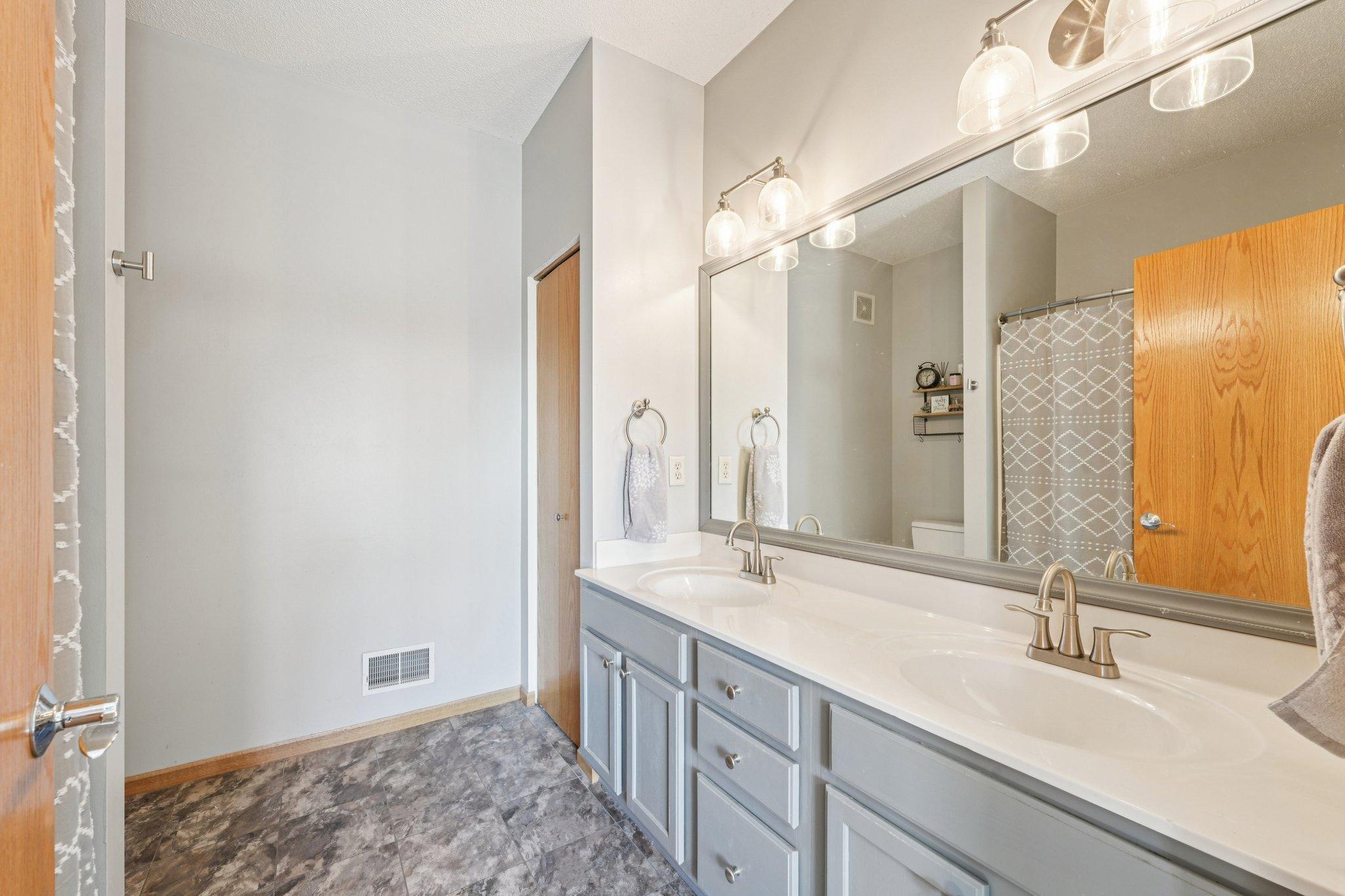 32-web-or-mls-Zane Ave N-S1104-032.jpg