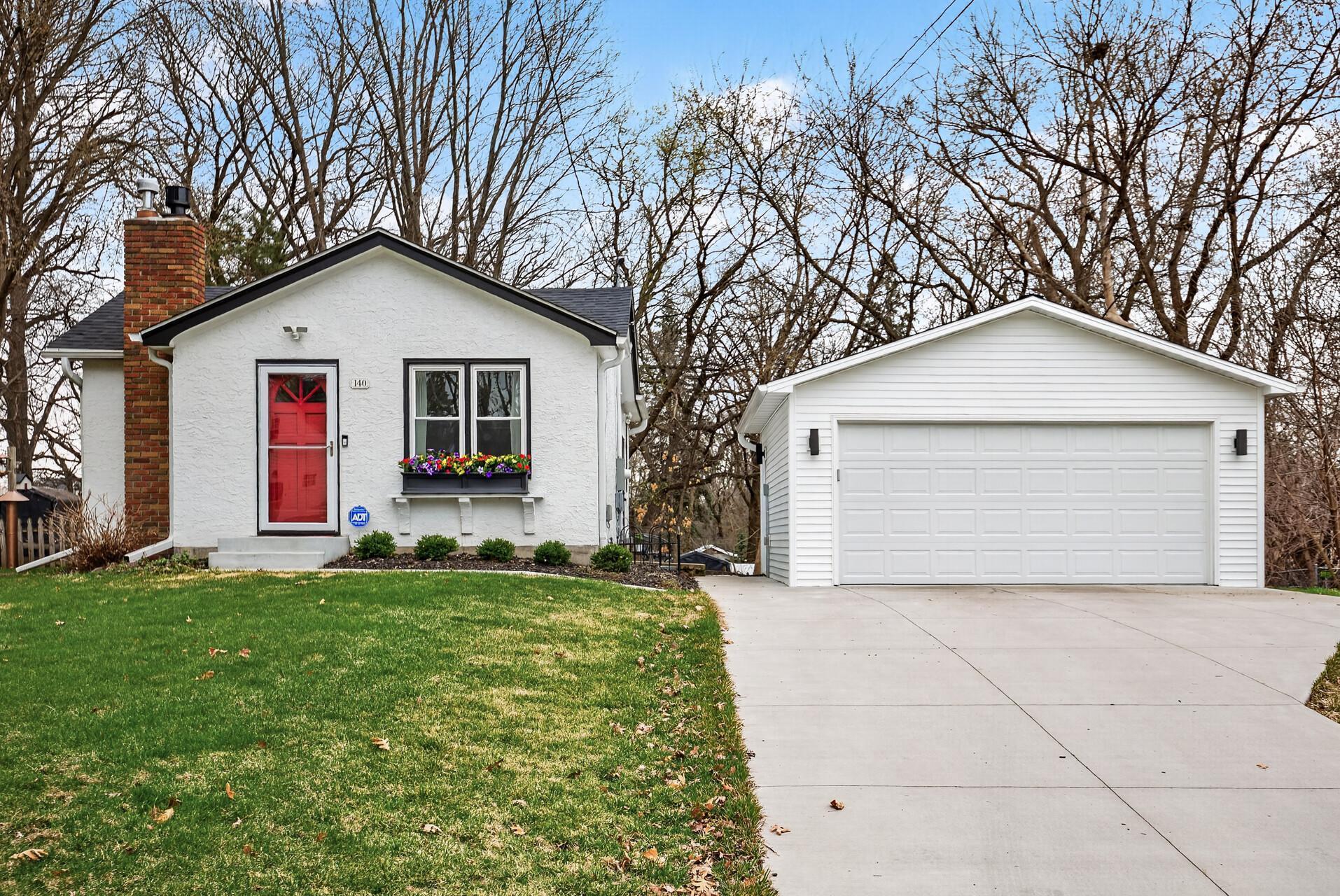 Welcome to 140 Hickory Street in Mahtomedi!