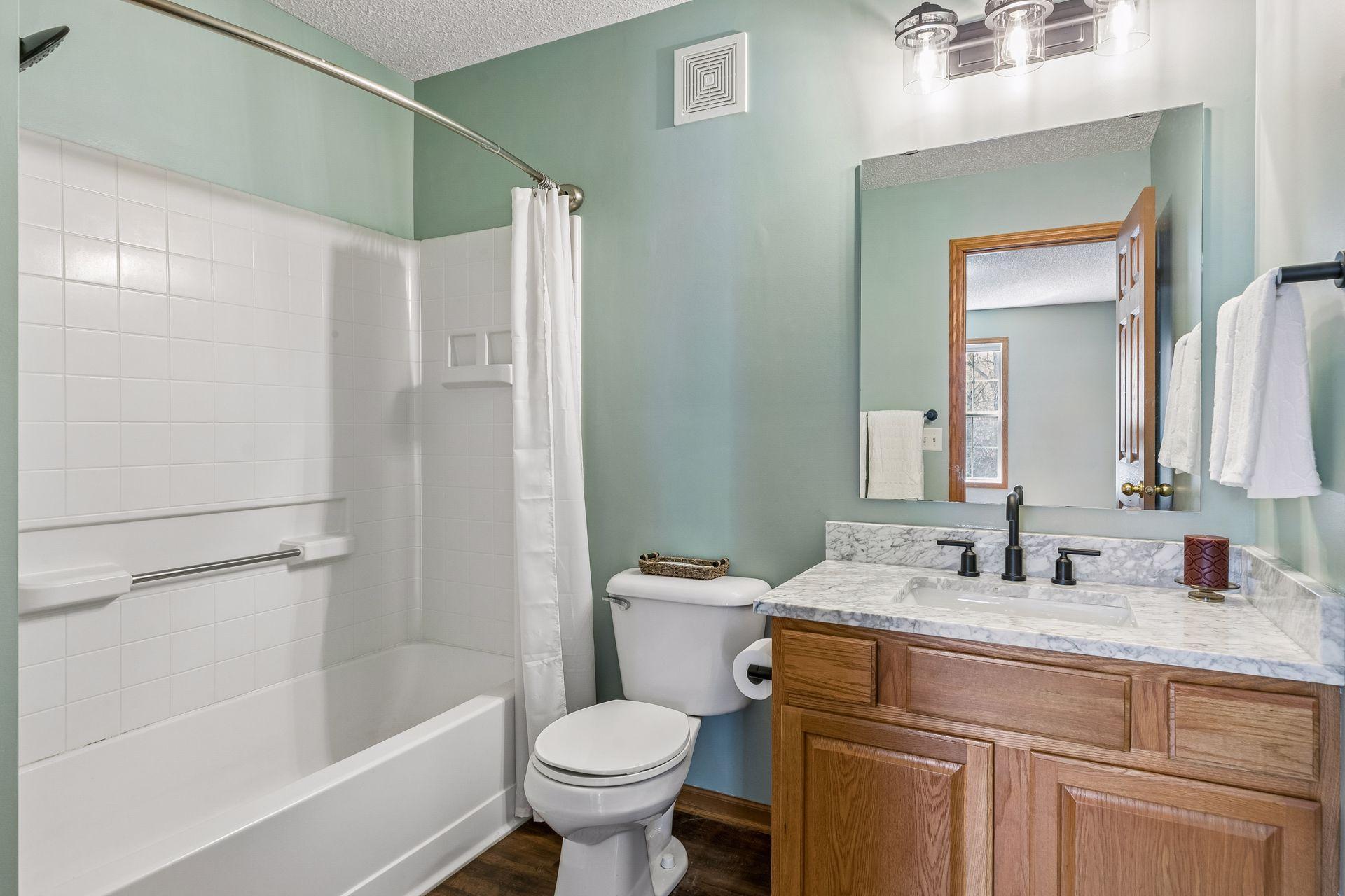 Upper level full bath