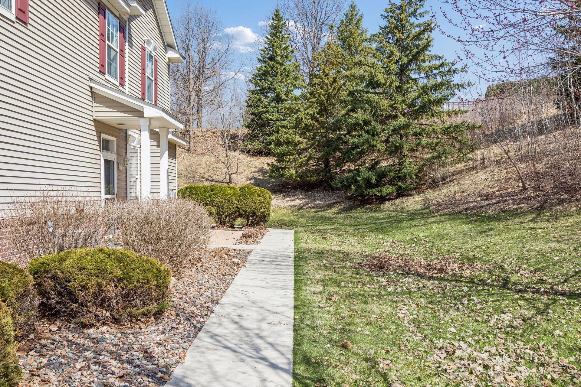 Scenic views to front entry