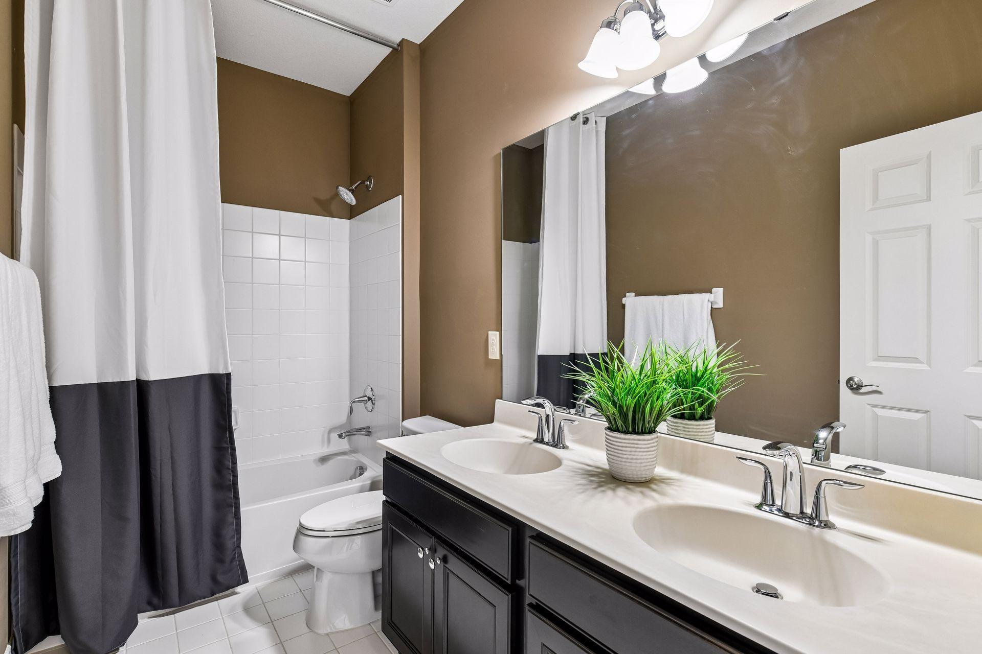 Uppler level full bathroom.