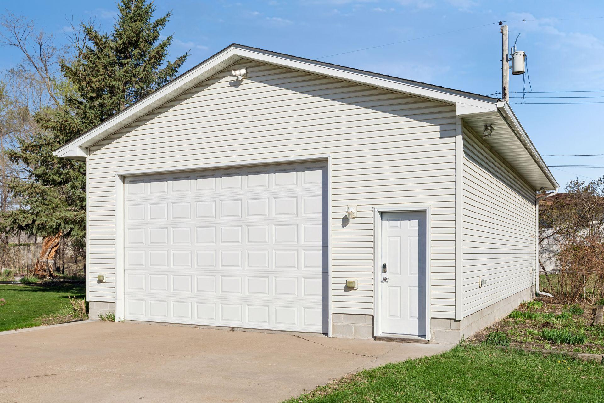 WOW- check out this garage-mahal! The garage has 12 foot ceilings, and its own 200 amp electrical.