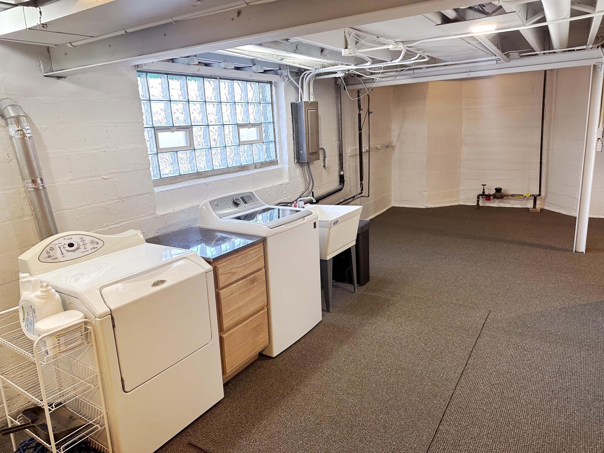 15 laundry room.jpeg