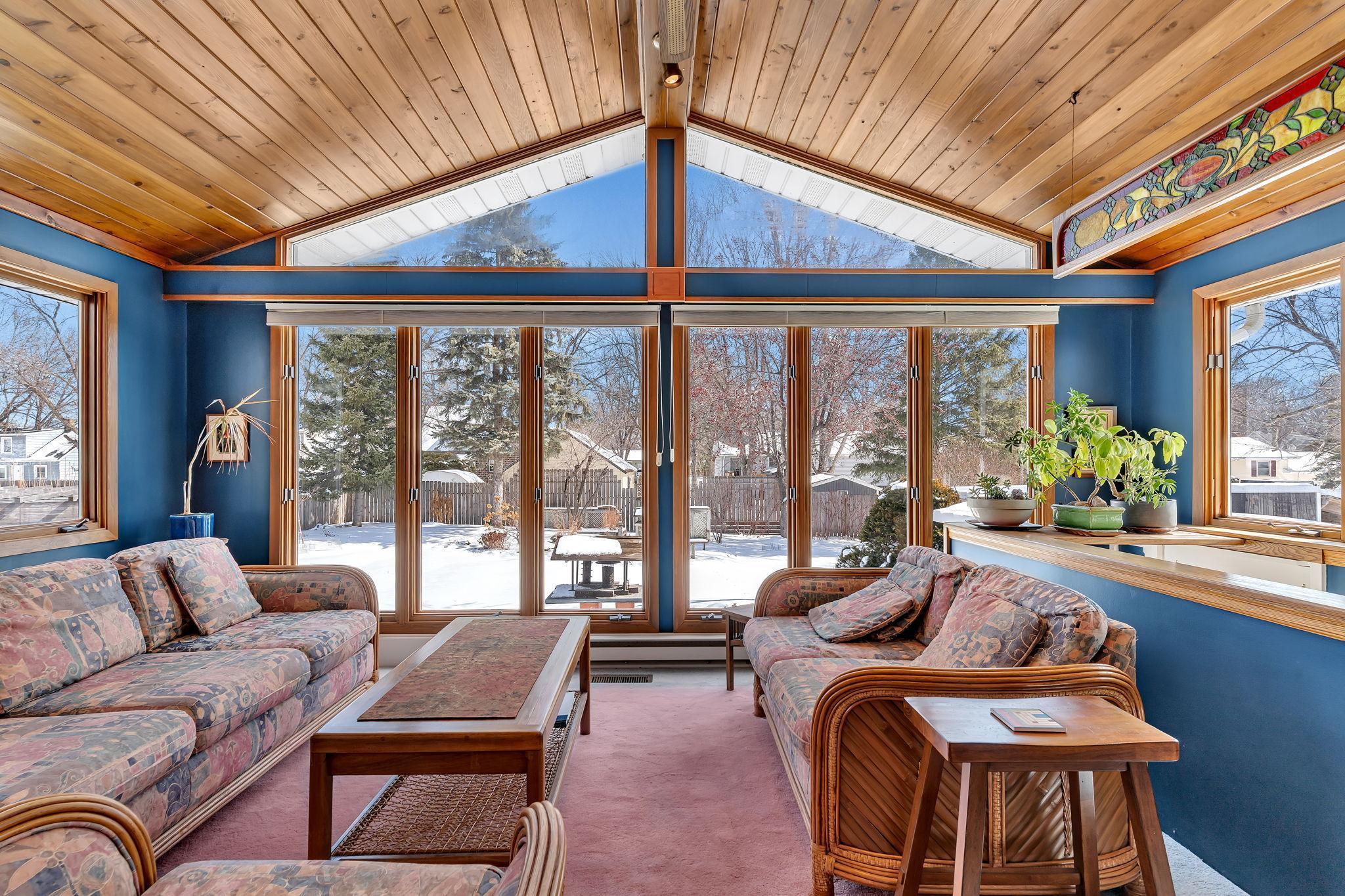 4 season porch w/stairway access to garage/breezeway