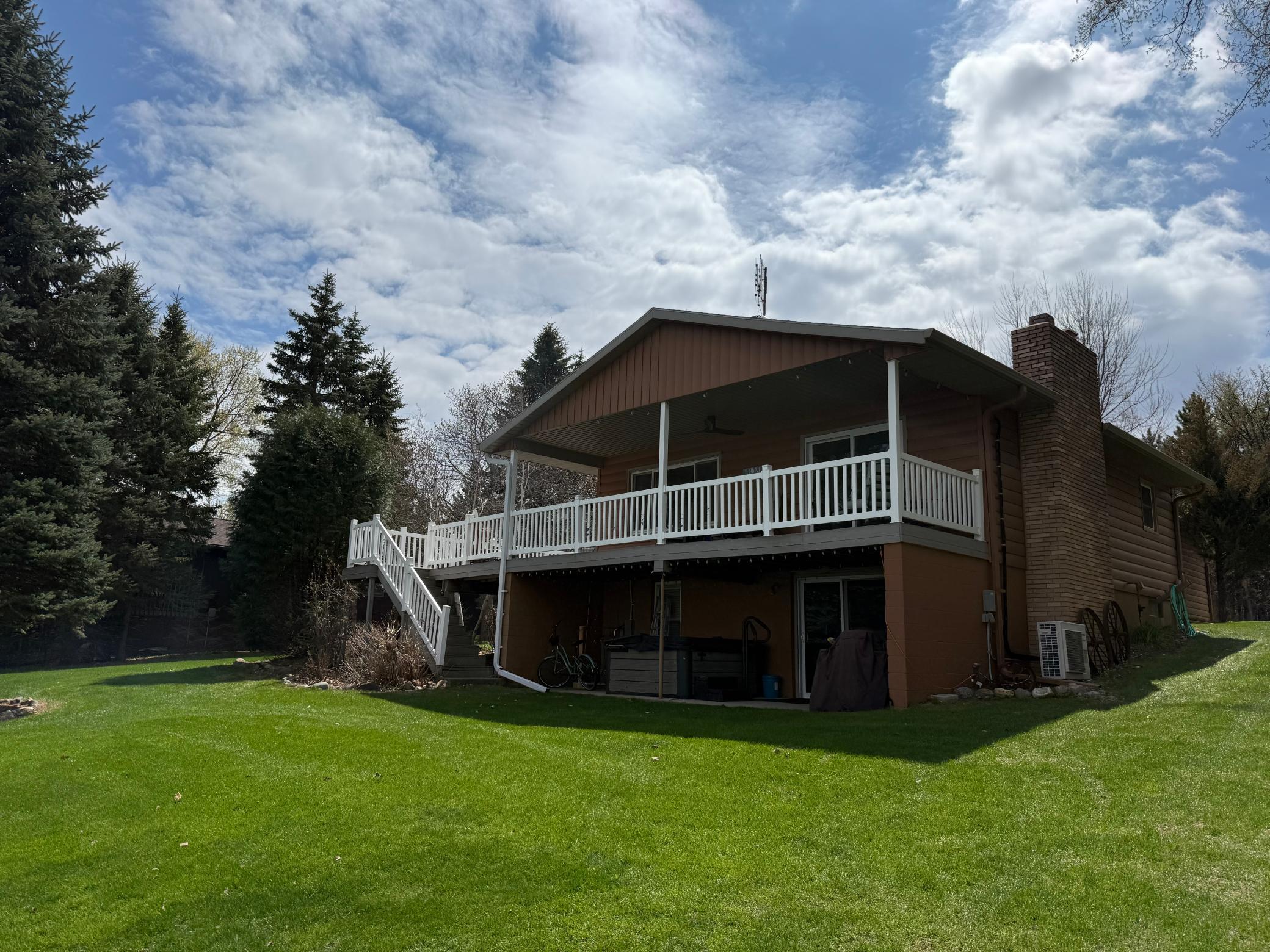 This house sits on such a beautiful lot!