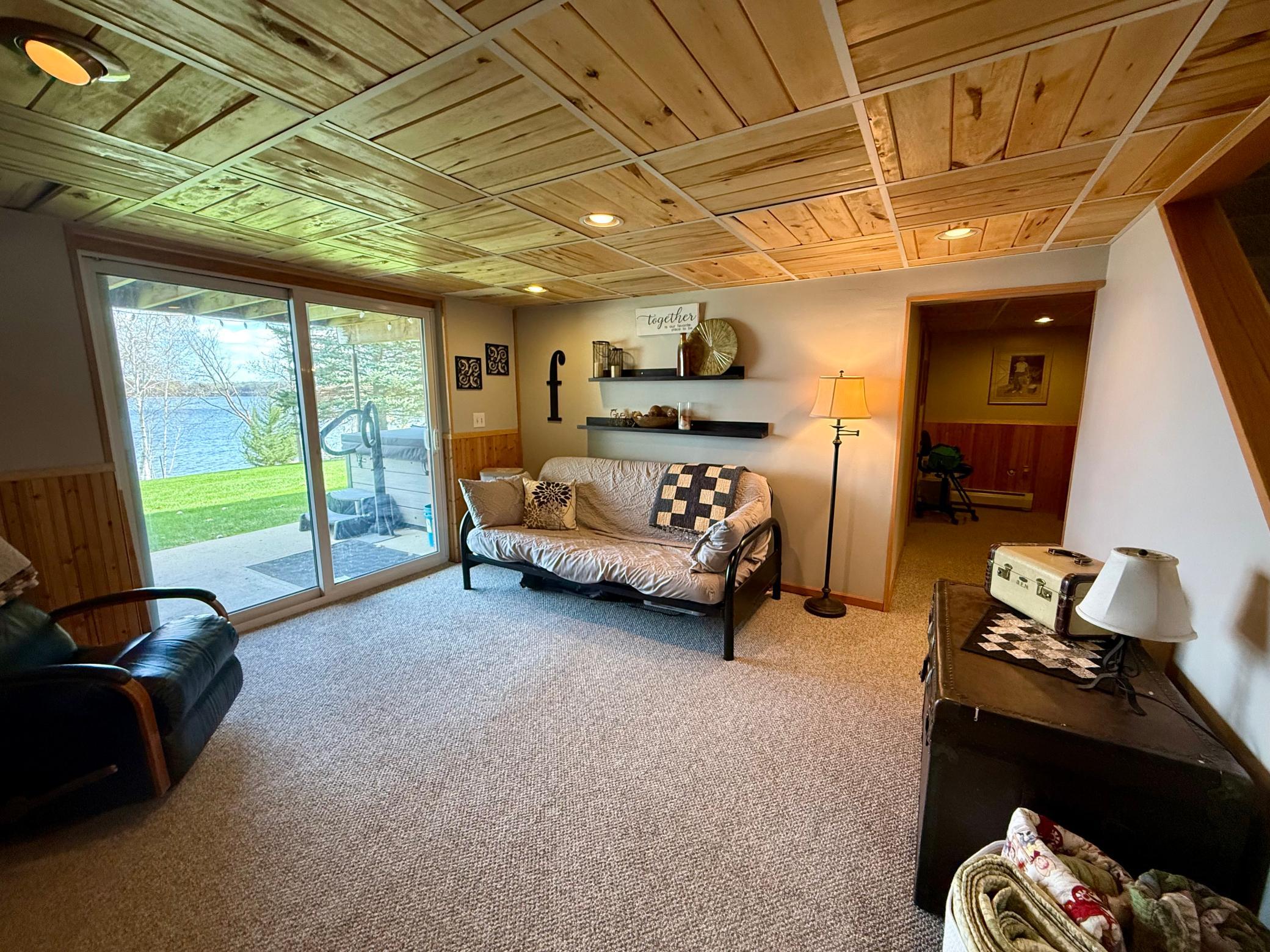 Basement living area, with a walkout to the lake, and hot tub!
Extra space for your guests to be comfortable!