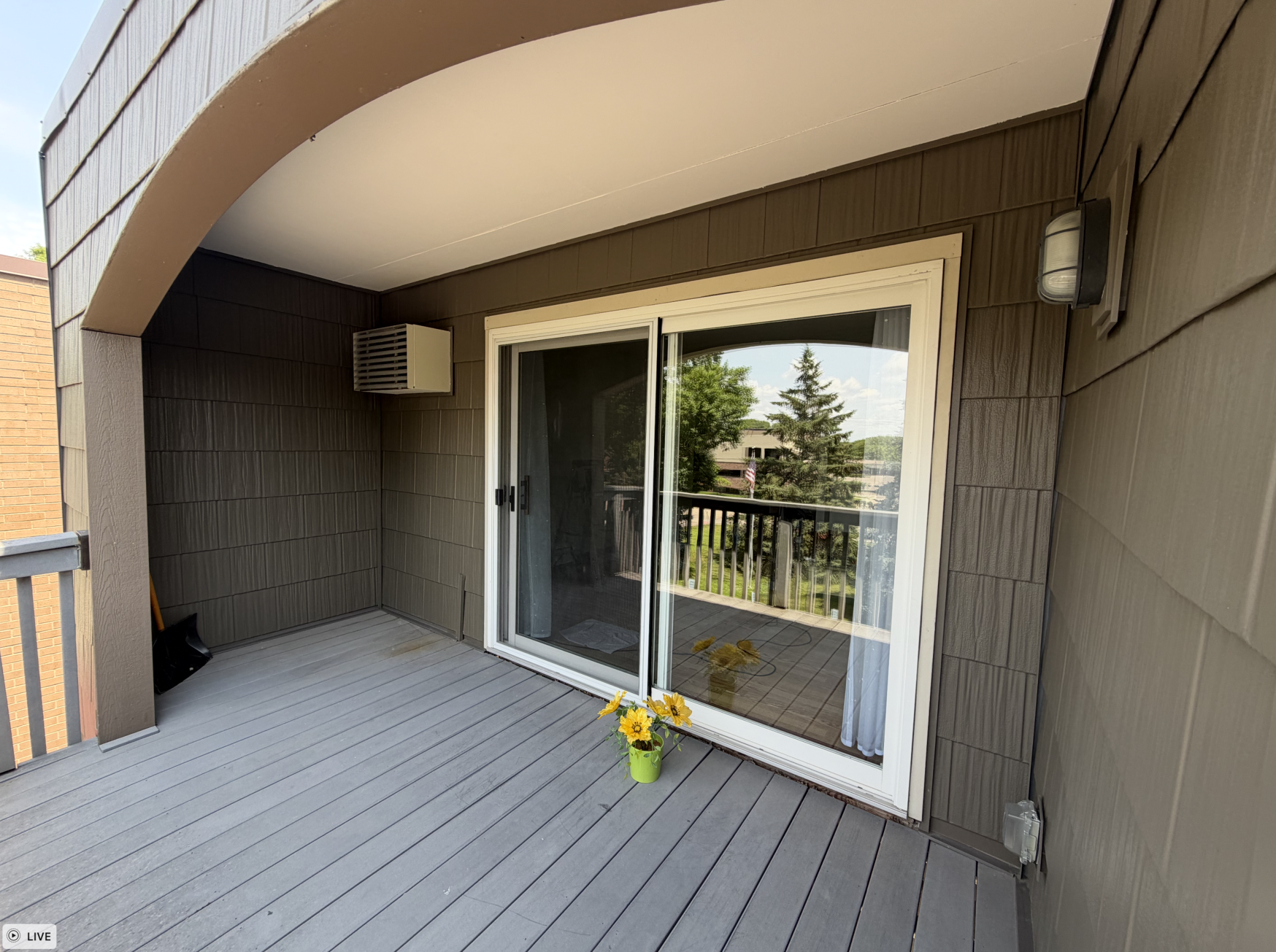 Nice maintenance free deck