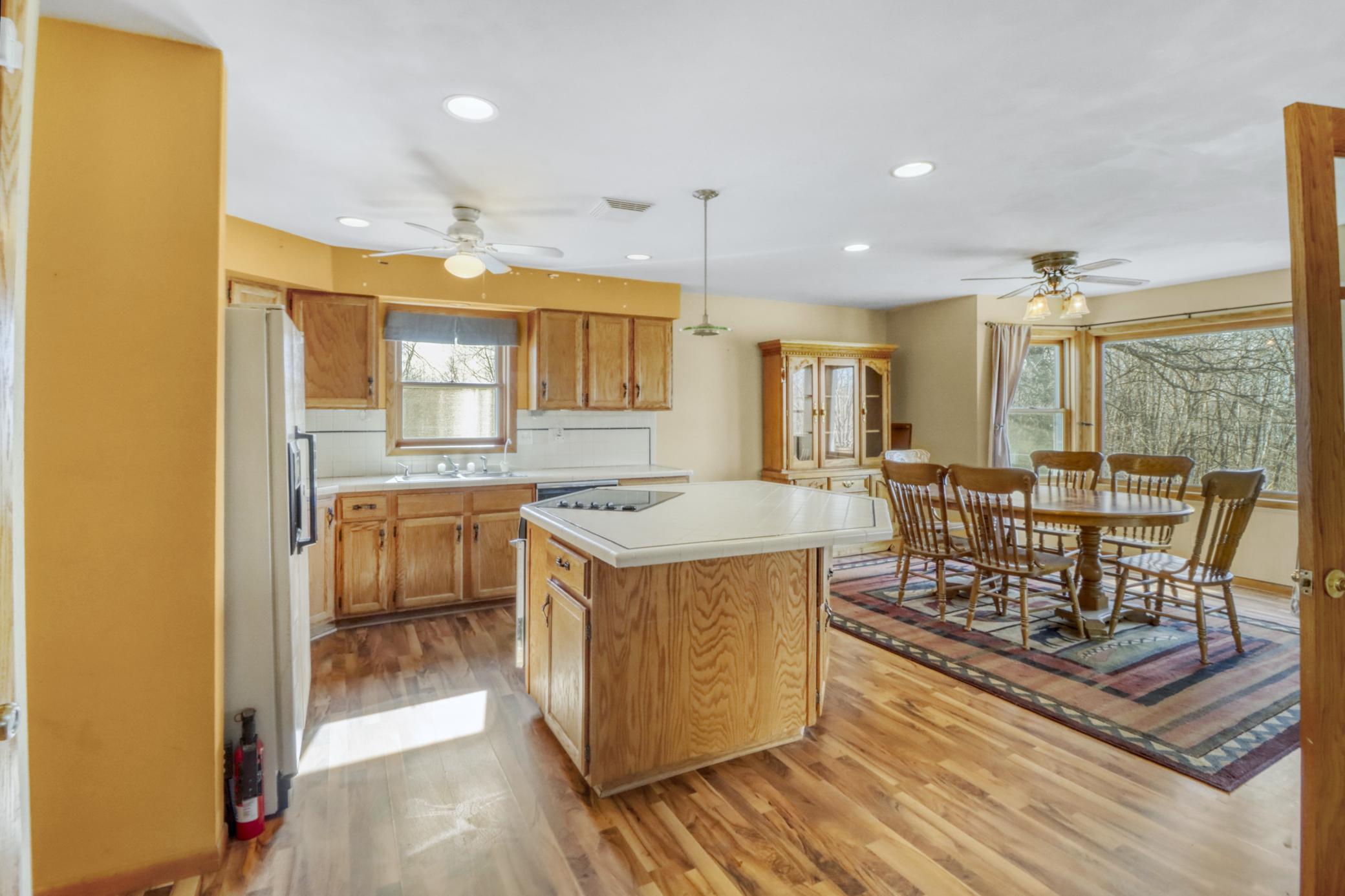 Kitchen1_2.JPG